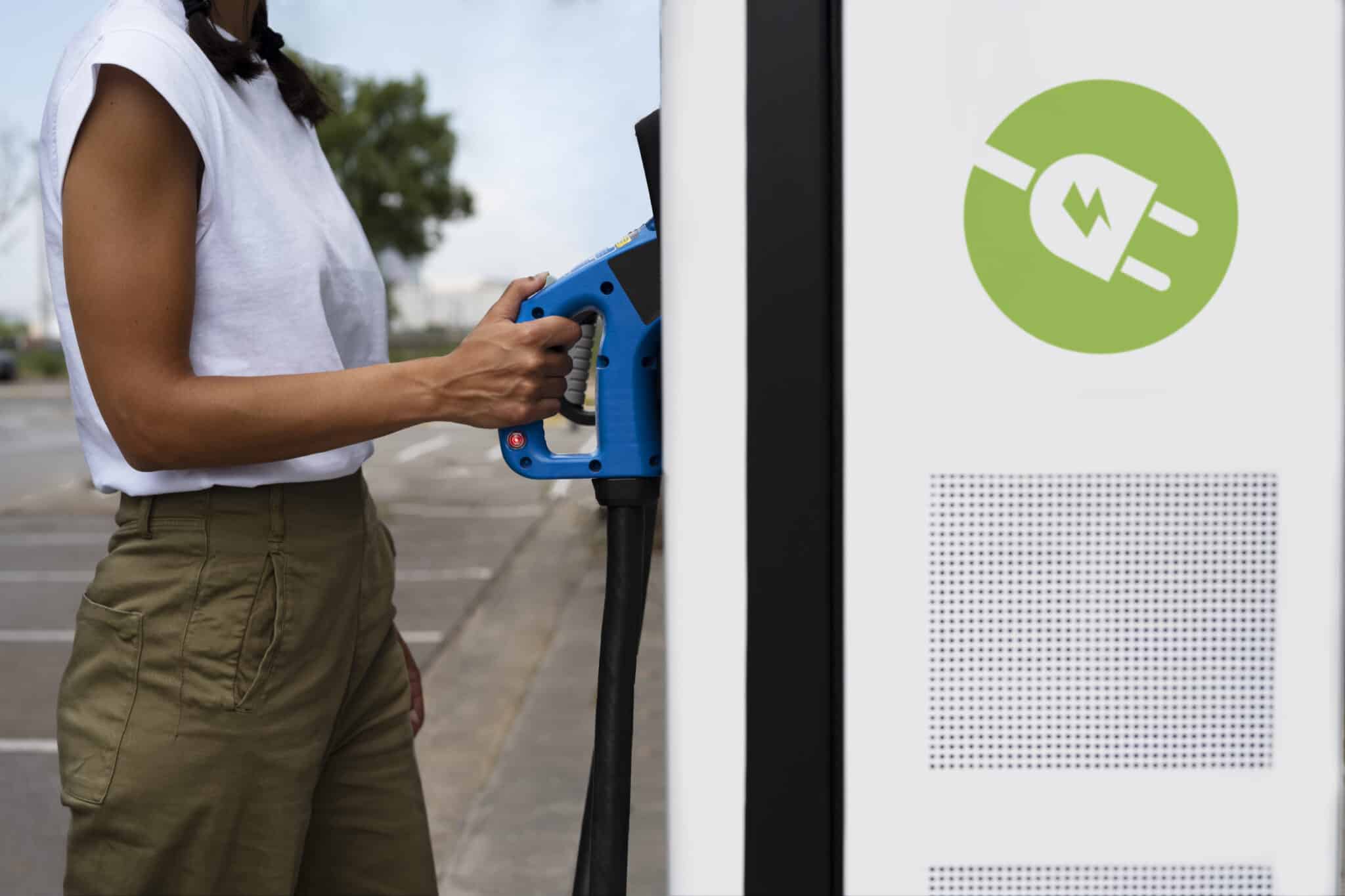 Conducteur rechargeant son véhicule, prime ADVENIR