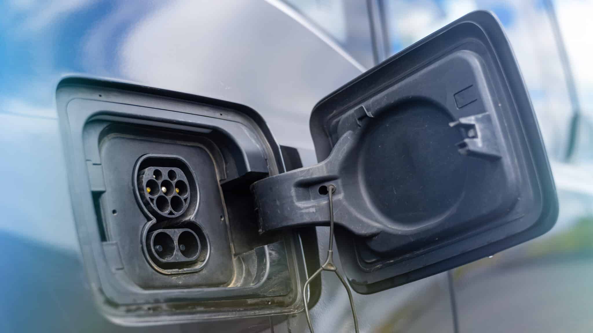 Prise de recharge en gros plan, entretien et dépannage