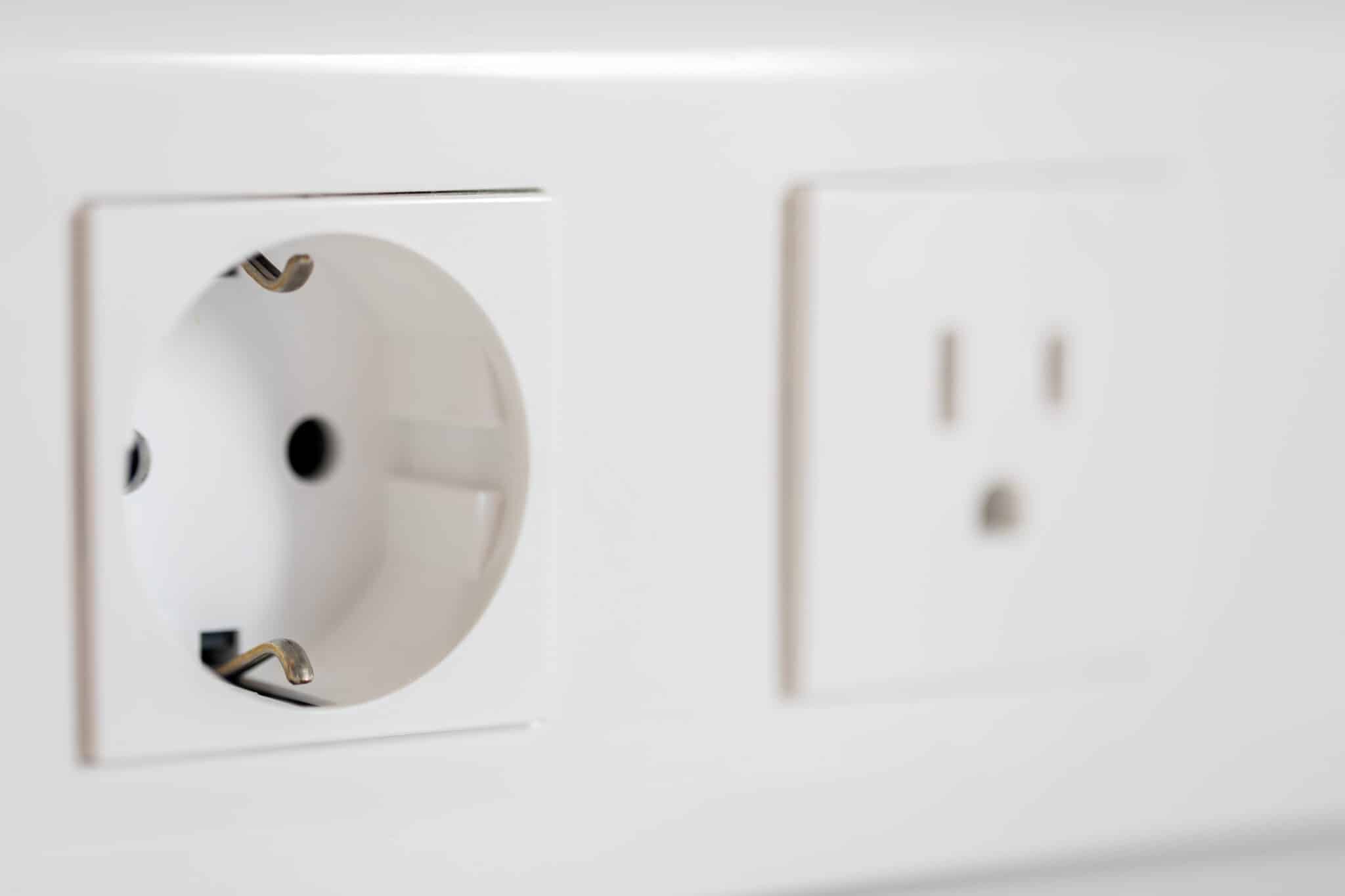 Prise électrique murale blanche moderne